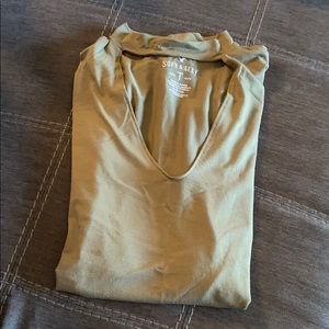 American Eagle green t shirt with choker